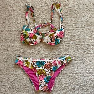 Floral Betsy Johnson bikini, size L, excellent condition